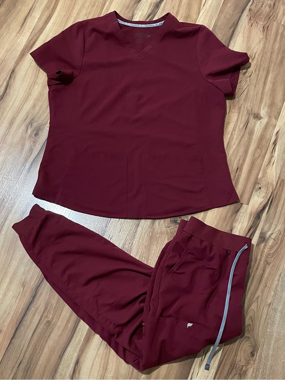 Fabletics Performance Scrubs Set - Burgundy Wine - XXL/1X
